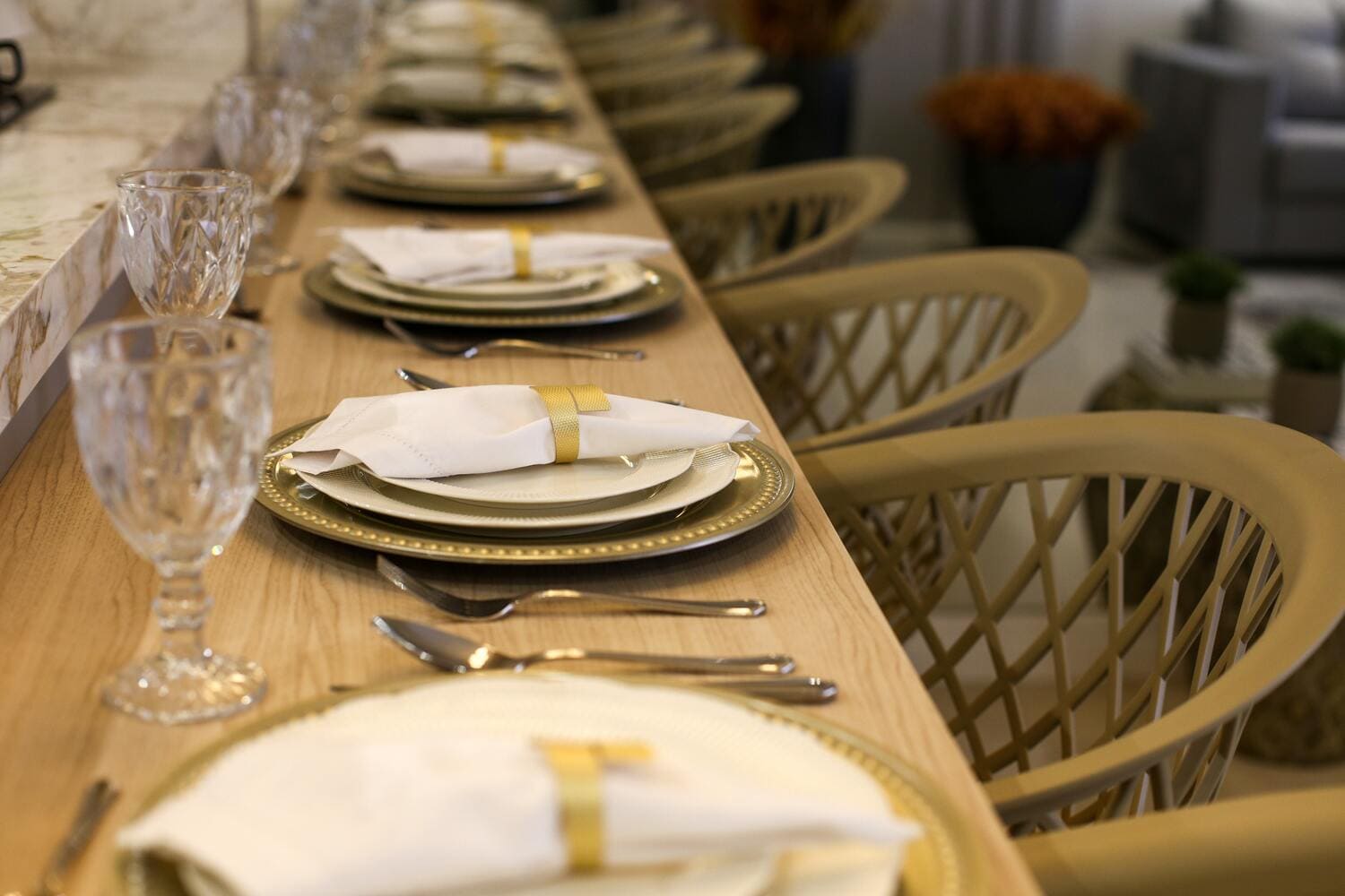organización y preparación de la mesa en el interior - Servicio de catering en Granada profesional